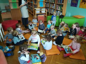 VRTEŠKI OTROCI IN VZGOJITELJICE OBISKALI ŠOLSKO KNJIŽNICO