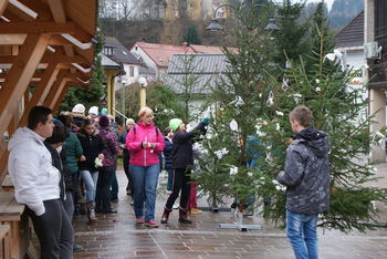 Otroci vrtcev in osnovnih šol krasijo smrečice po mestu 