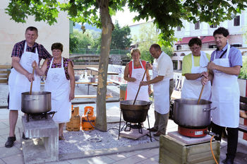 Starodobniki, pražen krompir, točenje medu, že tradicionalno pa kuhanje golaža treh županov