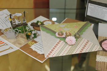 Razstava izdelkov Jasne Kos v občinski stavbi