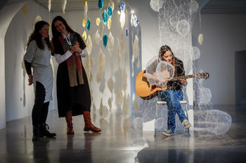 SVETLOBNI PREMIKI II Renata Bedene in Vesna Štih – razstava tekstilnih objektov