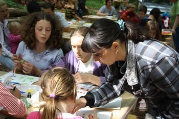 Otroci ustvarjali v Musarjevem gozdu