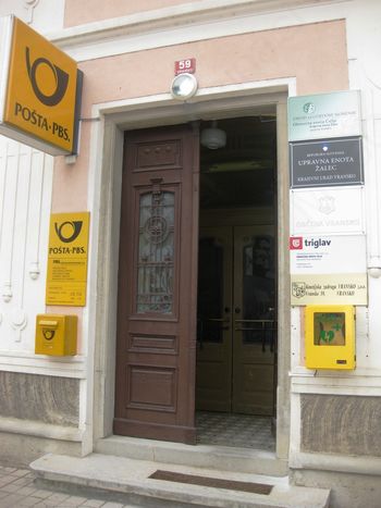 Defibrilator tudi pri glavnem vhodu v Osetovo vilo (stavba pošte, občine …)