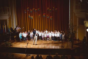 Levček poje in pleše