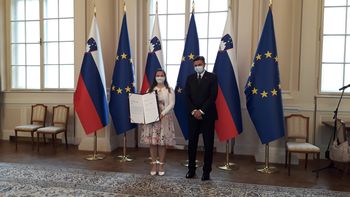 Mateja Kos prejemnica priznanja RS za izjemne dosežke pri opravljanju prostovoljskega dela Mateja Kos prejemnica priznanja RS za izjemne dosežke pri opravljanju prostovoljskega dela