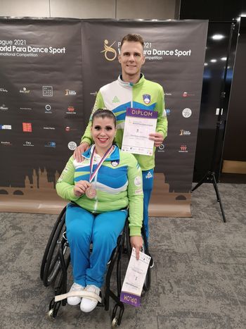 Klemen in Lara na stopničkah na Češkem