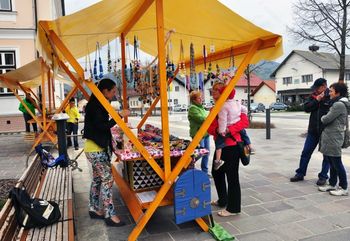 Tržni dan na Vidmu kljub muhastemu aprilskemu vremenu