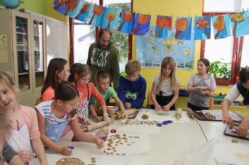 Otroci iz POŠ in vrtca Socka so pekli zdrave medenjake