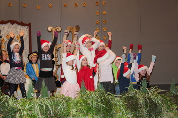 Praznična pravljica v Vrtcu Mavrica in na POŠ Nova Cerkev Praznična pravljica v Vrtcu Mavrica in na POŠ Nova Cerkev