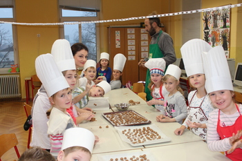 Tudi v Novi Cerkvi smo pekli medenjake iz polnozrnate pirine moke Tudi v Novi Cerkvi smo pekli medenjake iz polnozrnate pirine moke