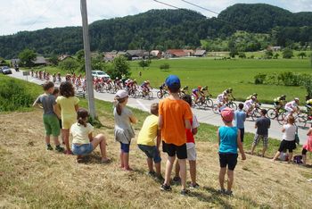 Kolesarji dirke po Sloveniji tudi skozi Novo Cerkev