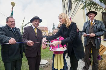 Odprtje učnega čebelnjaka v Šmartnem v Rožni dolini Odprtje učnega čebelnjaka v Šmartnem v Rožni dolini