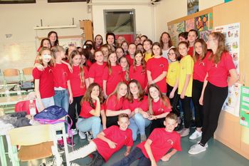 Izza odra na dobrodelnem koncertu Spet na naši šoli v Vojniku