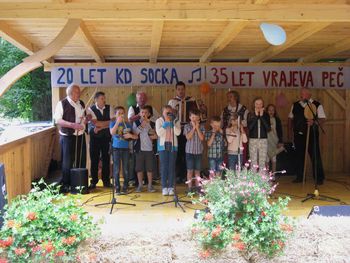 KD Socka in Vrajeva peč praznovala na prireditvi Socka poje, pleše in igra