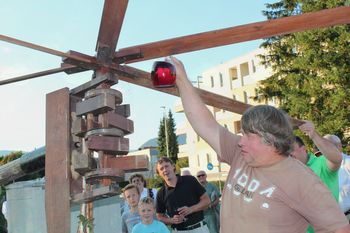 Klopotec oznanja trgatev