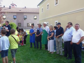 Trgatev stare potomke z Lenta, stiskanje in pokušina grozdnega soka v Novi Cerkvi Trgatev stare potomke z Lenta, stiskanje in pokušina grozdnega soka v Novi Cerkvi