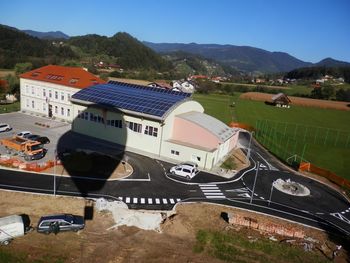 Z balonom nad šolsko streho