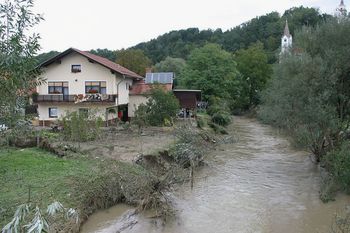 Poziv k odstranjevanju vegetacije in prenehanju odlaganja odpadkov ter deponiranja na vodnih in priobalnih zemljiščih