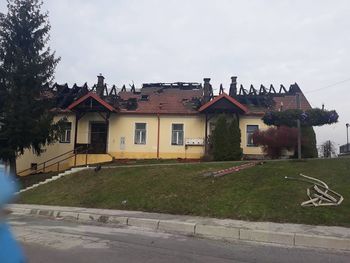 Ko v mrzlem zimskem jutru gori dom…