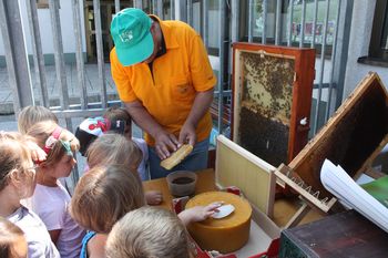 Dan odprtih vrat slovenskih čebelarjev  