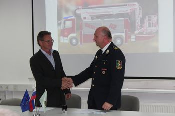 Svečan podpis pogodbe za novo gasilsko vozilo