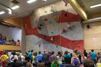 Mladi športni plezalci napolnili vojniško telovadnico Mladi športni plezalci napolnili vojniško telovadnico