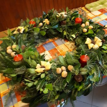 Pletli adventni venček v Slovenskih Konjicah