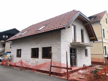 Dokončajmo hiško za Sandro in otroka Dokončajmo hiško za Sandro in otroka