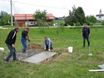 Temeljna plošča za novi učni čebelnjak v Novi Cerkvi je pripravljena