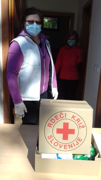 Razdeljevanje paketov hrane