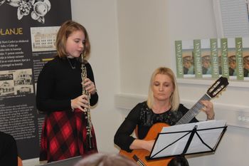 Otroci pojejo slovenske pesmi in se veselijo - glasovanje za našo učenko