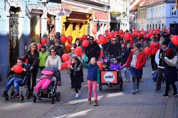 Skrbniki otrok s posebnimi potrebami opozarjajo na premajhno višino nadomestila in dolgotrajen zdrs v revščino  