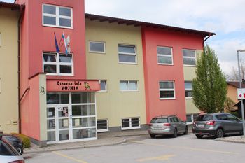 Gremo peš s kokoško Rozi 