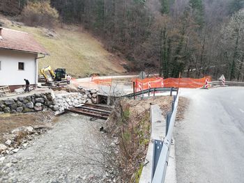 Izvedba vzdrževalnih del na mostu čez Hudinjo v Selcah 