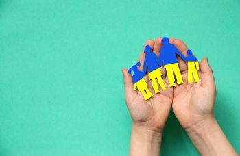 Vlada vzpostavila klicni center za informacije o pomoči beguncem iz Ukrajine 