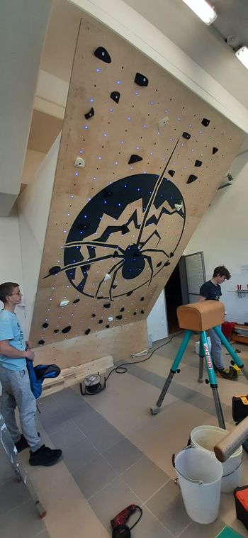 Interaktivna plezalna stena za izboljšane možnosti treninga mladih plezalcev