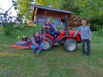 Košnja sena v okolici društvenega čebelnjaka v Vojniku.