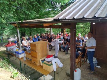 Alenka Jurić, dr. vet. med., pri vojniških čebelarjih