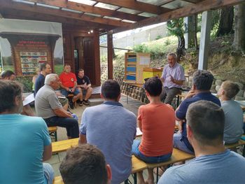 Brane Borštnik na obisku pri Čebelarjih čebelarskega društvu Vojnik