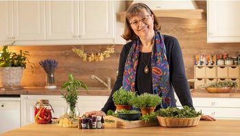 KAKO ODPRAVITI BOLEČINO Z NARAVNIMI PRISTOPI?  KOLIKO SO UČINKOVITI? KDAJ JIH UPORABIMO IN KAKO?