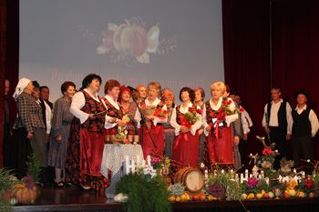 »Po domače peti, mi je vse na sveti.« »Po domače peti, mi je vse na sveti.«