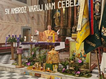 Čebelarji smo se zatekli k zavetniku sv. Ambrožu.