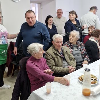 Tradicionalna peka krofov v Čebel’ci