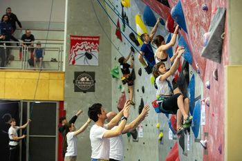 Plezalne tekme povezujejo plezalce, navijače in prostovoljce