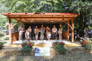 Socka poje, pleše in igra Socka poje, pleše in igra