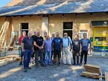 Člani ČD Vojnik na pomoč Čebelarski zvezi Maribor