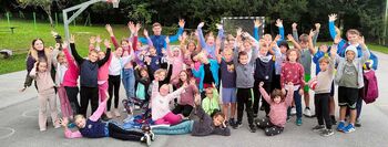 Med dvema ognjema in igre na travniku