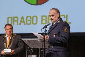 Zlati vojniški grb v roke gasilcu Zlati vojniški grb v roke gasilcu