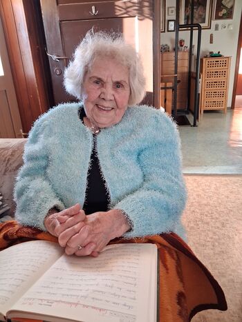 »Smreka se na smreko naslanja, človek na človeka.« »Smreka se na smreko naslanja, človek na človeka.«