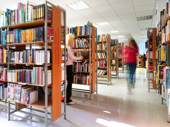 Bogat program in hitrejša izposoja